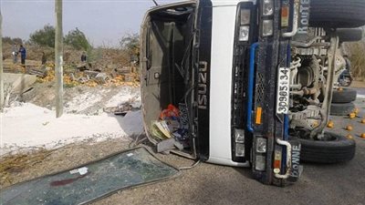 انقلاب شاحنتين ليبيتين محملتين بالبضائع شرق مدينة السلوم