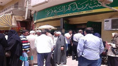 بالصور.. استمرار الزحام على مكاتب بريد كفرالشيخ لسحب كراسات شروط الإسكان