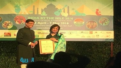 بالصور.. السفير الهندي يكرم نائبة 