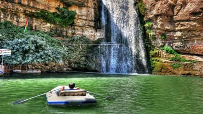 بالفيديو والصور.. شلال 