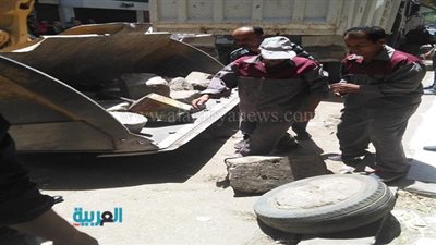 بالصور.. إزالة 17 لافتة مخالفة و56 حاجزًا حديديًا بحدائق المعادي