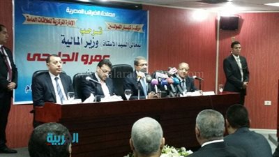 وزير المالية يقوم بجولة ضريبية بمركز كبار المموليين