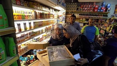 بالصور.. تشميع محلين لوجود أسماك فاسدة بالزيتون