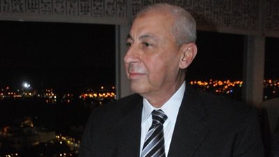 محافظ أسوان يحيل موظفين للنيابة لارتكابهم مخالفات إدارية ومالية