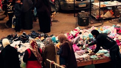 شاهد.. مواطن يشكو من سرقة الباعة الجائلين للكهرباء بحدائق القبة