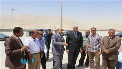 بالصور.. محافظ السويس يتفقد أعمال التطوير بميناء الأدبية  