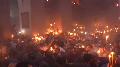 شاهد.. انبثاق النار المقدسة في كنيسة القيامة بالقدس