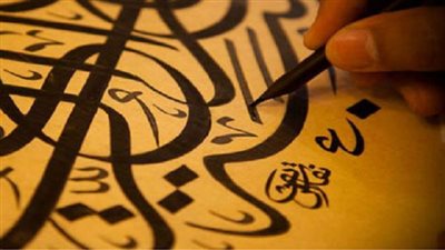 شاهد.. فنان يزين غزة برسوم الخط العربي