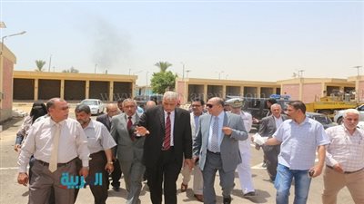بالصور.. محافظ السويس ومدير الأمن يتفقدان سوق الباعة الجائلين 