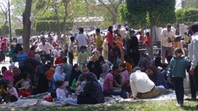 المصريون يحتفلون بعيد 