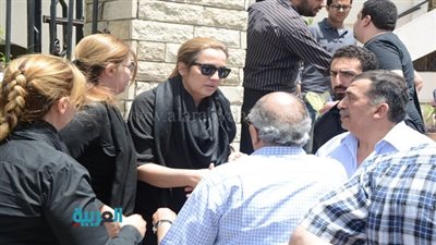 بالصور.. تشييع جثمان والد الفنانة شيرين وجدي