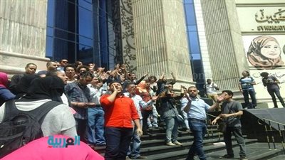 بالصور.. توافد عشرات الصحفيين للتنديد باقتحام الأمن 