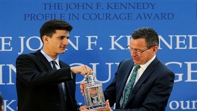 تكريم حاكم ولاية كونيتيكت لاستقباله لاجئين