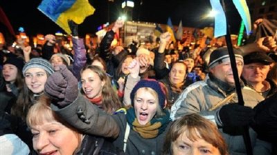 شاهد.. مظاهرة حاشدة في مينسك لدخول مطعم أمريكي