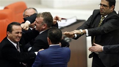 شاهد.. اشتباكات عنيفة بين النواب داخل البرلمان التركي
