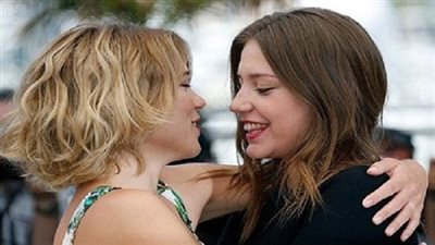 صديقتي تثيرني جنسيًا.. هل هذا طبيعي؟ 