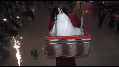 بالفيديو.. عروسان يحتفلان في قارب طائر.. ولكن القدر يصدم الجميع!