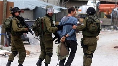 إسرائيل تعتقل 21 فلسطينيًا بينهم ضرير وأصم