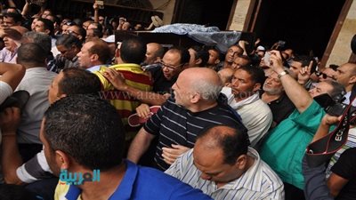 ننشر صورًا جديدة من جنازة الفنان وائل نور