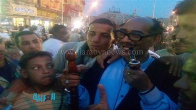 روّاد مولد السيدة يحرصون على التقاط الصور مع 