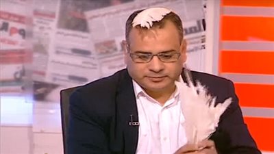 بالفيديو.. جابر القرموطي يضع ريشة على رأسه تضامنًا مع الصحفيين