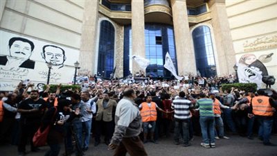 مشادات بين الصحفيين ومواطنين أمام مقر النقابة 