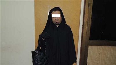 ضبط عامل يرتدي النقاب للقاء عشيقته بـ