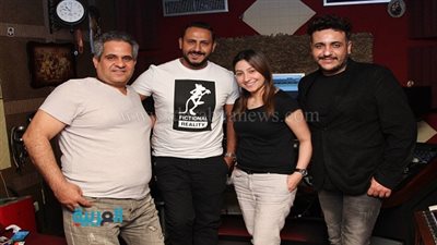 بالصور.. بوسي تنتهي من تسجيل تتر 