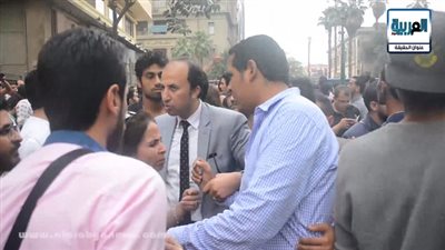 بالفيديو.. البلطجية يعتدون على زميل صحفي أمام النقابة