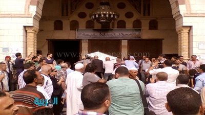 بالصور.. وصول جثمان وائل نور إلى مسجد السيدة نفيسة