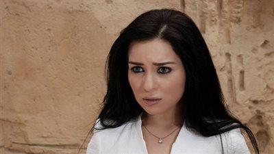 مي عز الدين تنفي إجراء عملية تجميل بصورة بدون مكياج