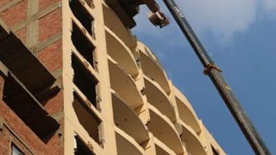 تنفيذ 5 قرارات إزالة للطوابق المخالفة بحي شرق أسيوط