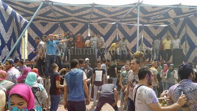 بالفيديو والصور.. رقص طلاب 