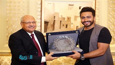 بالصور.. رئيس الجامعة البريطانية يكرم النجم تامر حسني  