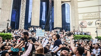 سب وألفاظ بذيئة من محاصري 