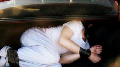 تحرير عامل احتجزه شقيقان بعد ضبطه أسفل سرير شقيقتهما بحلوان 