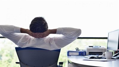 خبراء: العمل 3 أيام أسبوعيًا أفضل لمن تجاوز الأربعين