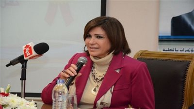 عميدة آداب عين شمس: 