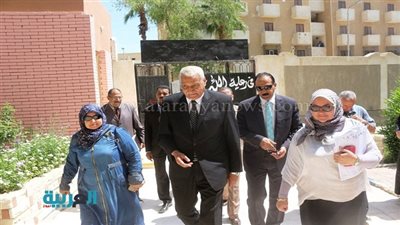 بالصور.. محافظ السويس يتفقد امتحانات 