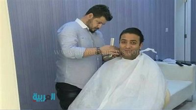 بالفيديو.. ميدو يستعد لحلاقة شعره بسبب 