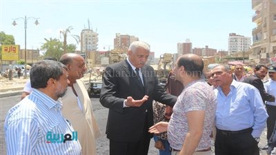 بالصور.. محافظ السويس يتفقد شارع الجيش لمتابعة أعمال الرصف