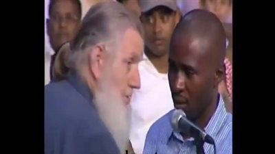 بالفيديو.. شاب مسيحي يوجه سؤالًا واحدًا لشيخ مسلم ثم يعتنق الإسلام