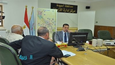 بالصور.. محافظ أسيوط يطمئن رئيس الوزراء على أوضاع شون القمح
