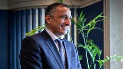 محافظ البنك المركزي ينفي ارتفاع الدولار إلى 16 جنيهًا