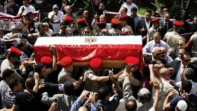 الداخلية تودع شهداءها في جنازة عسكرية.. وتتوعد بالقصاص من القتلة.. وأمن القاهرة يغلق مداخل ومخارج العاصمة.. و