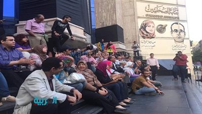 عشرات الصحفيين ينظمون وقفة احتجاجية على سلالم النقابة