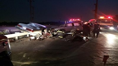 مصرع وإصابة 12 شخصًا في حادث تصادم بطريق 