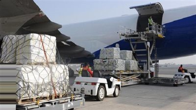 بالفيديو.. الإمارات تدشن جسرًا جويًا لليمن لتوصيل المساعدات