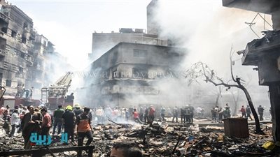 استمرار عمليات تبريد العقارات بسوق الرويعي بعد السيطرة على الحريق