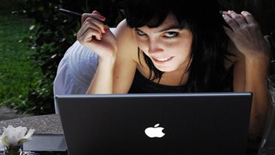 جعلت زوجتي مدمنة لـ